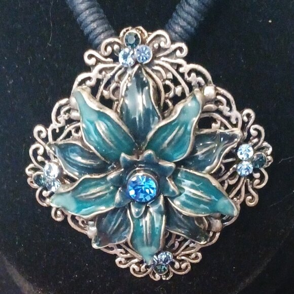 Vintage Blue Flower Necklace with Matching Earrings - Picture 2 of 6